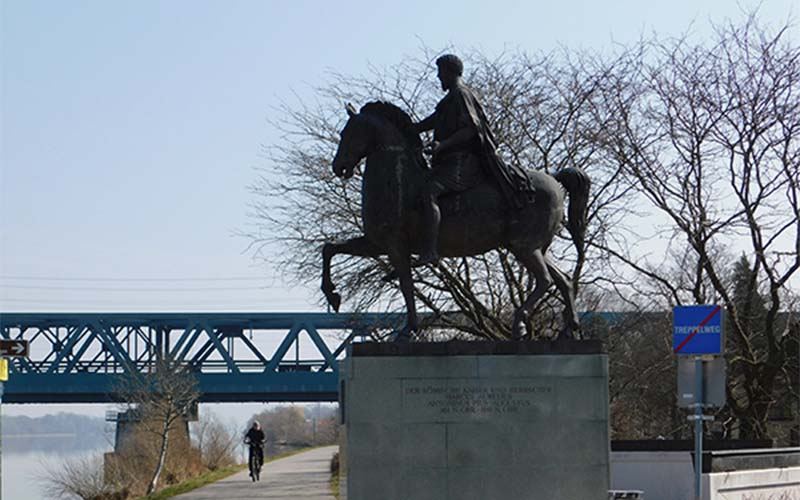 Marc Aurel blickt auf die Donau und die Eisenbahnbrücke