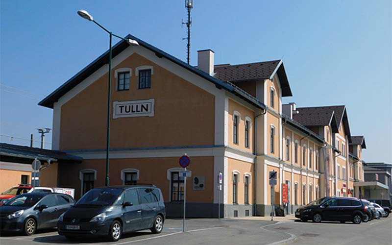 Renoviert ist er schon, der Bahnhof Tulln, ansonsten hat sich das Gebäude äußerlich nicht viel gegenüber den Zeiten von Egon Schiele geändert