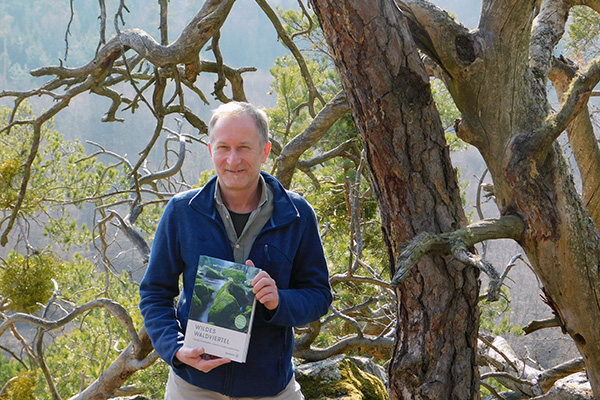 Matthias Schickhofer mit seinem neuen Buch Wildes Waldviertel