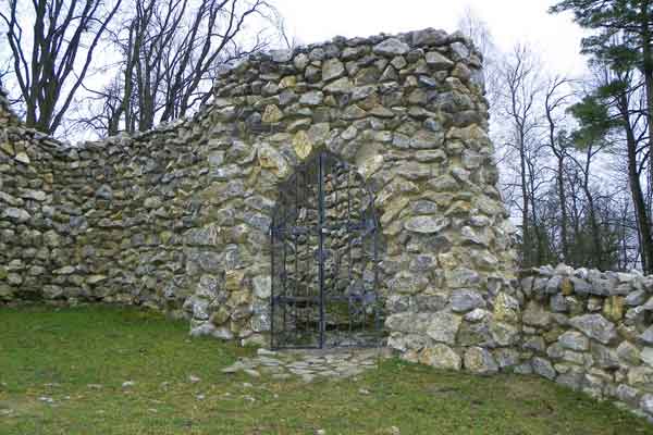 Der Eingang zum steinernen Labyrinth