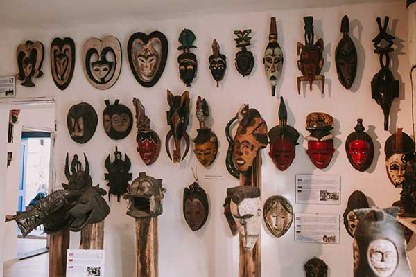 In diesem Museum gibt's mehr als 400 Masken aus aller Welt