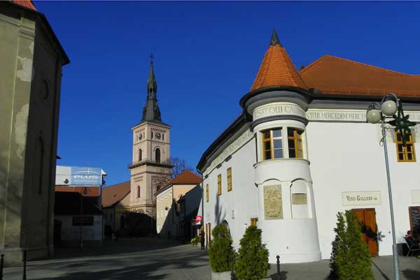 Das Alte Rathaus und im Hintergrung die lutherianische Kirche