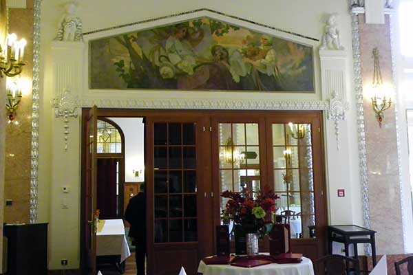 Das Bild von Alfons Mucha über dem Eingang zum Speisesaal