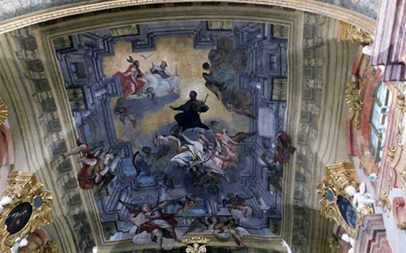 Blick auf das Deckengemälde in der Piaristenkirche in Trenčín