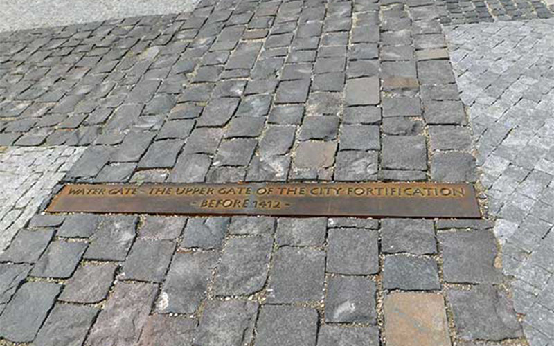 Die Pflastersteine weisen auf das ehemalige Wassertor hin
