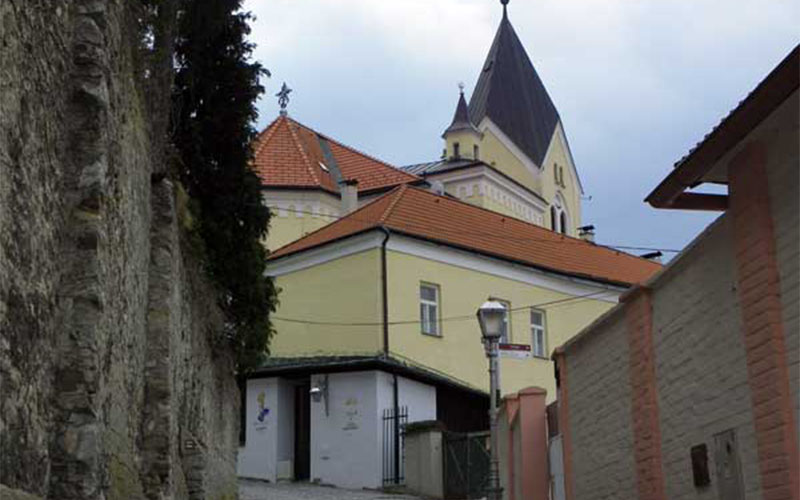 Blick zur Pfarrkirche der Geburt der Jungfrau Maria