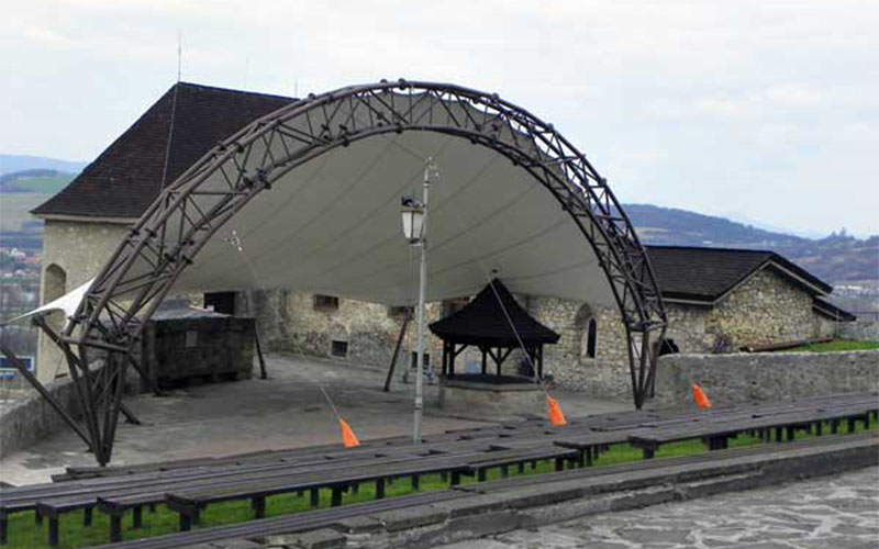 Die Obere Burg mit Blick zur Zisterne