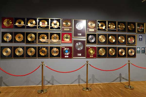 Die Wand mit den goldenen Schallplatten