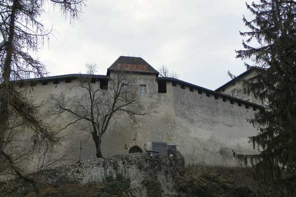 Blick auf die Burgmauer der Burg