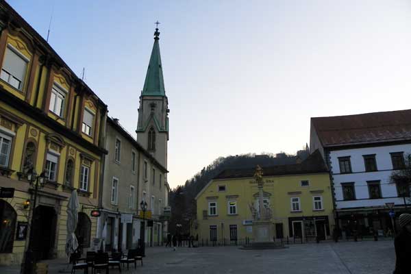 Blick auf die Abteikirche in Celje
