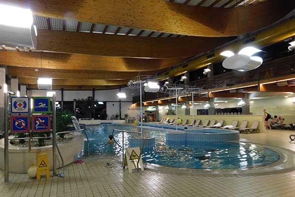 Das große Schwimmbecken im Wellness-Zentrum Dolenjska Toplice
