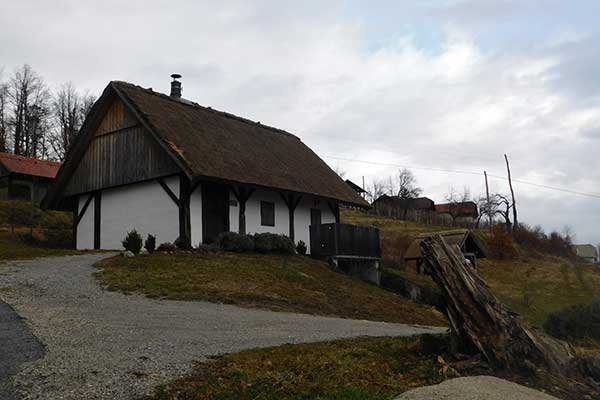 Blick auf ein Weinberghäuschen in der Dolenjska