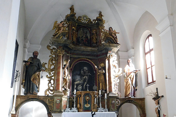 Der Hauptaltar mit den beiden Heiligenfiguren