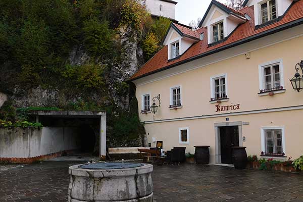 Der alte Hauptplatz mit dem Brunnen