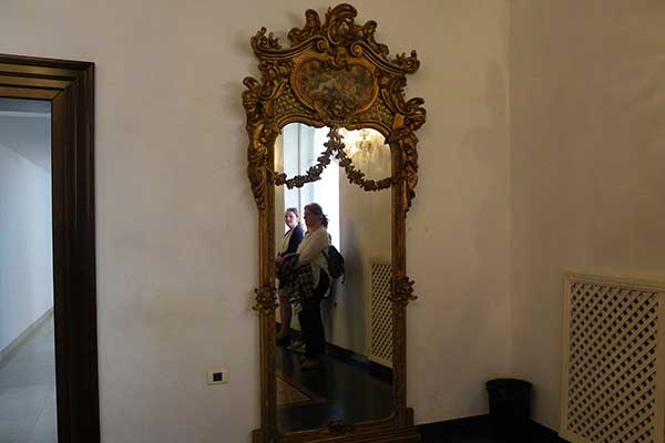 Ein Barockspiegel im Prätorenpalast