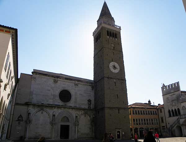 Die Kathedrale mit dem Glockenturm