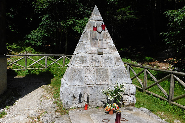 Das Grabmal für die verstorbenen Kameraden
