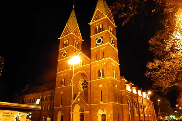 Die Franziskanerkirche in der Nacht 