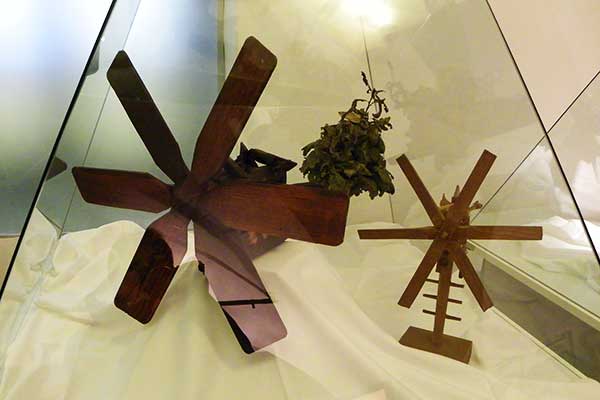 Ein Klapotetz-Modell in der Ausstellung im Haus der Alten Rebe in Maribor 