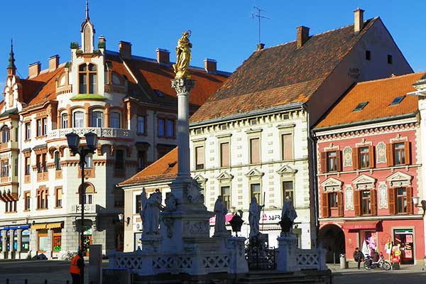Die Pestsäule am Rathausplatz in Maribor 