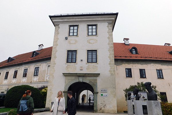 Der Eingangsbereich Schloss Metlika