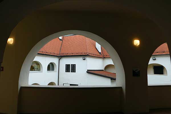 Blick in den Hof vom Schloss Metlika 