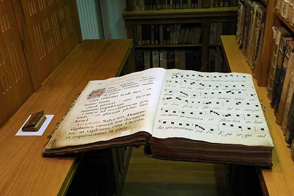 In der Bibliothek des Klosters