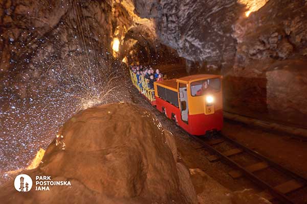 Mit dem Zug in die Höhle von Postojna (Foto © Postojna jama)