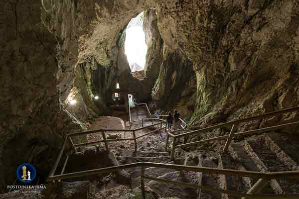 In der Höhle der Burg Predjama (Foto © Postojna jama)