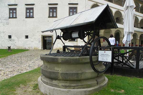 Der Brunnen im Schlosshof vom Ptuj