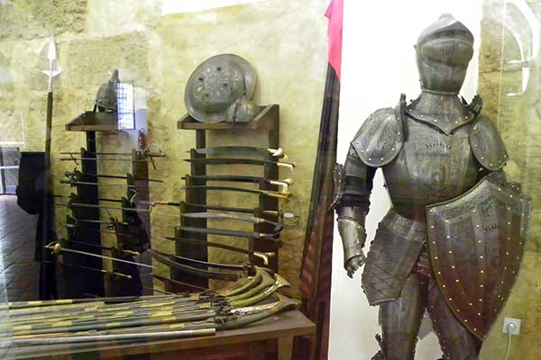Die Waffenausstellung im Schloss