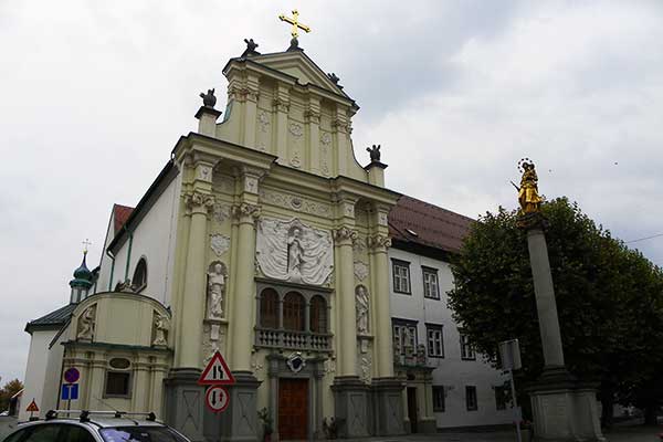 Das Minoritenkloster mit Kirche und Mariensäule