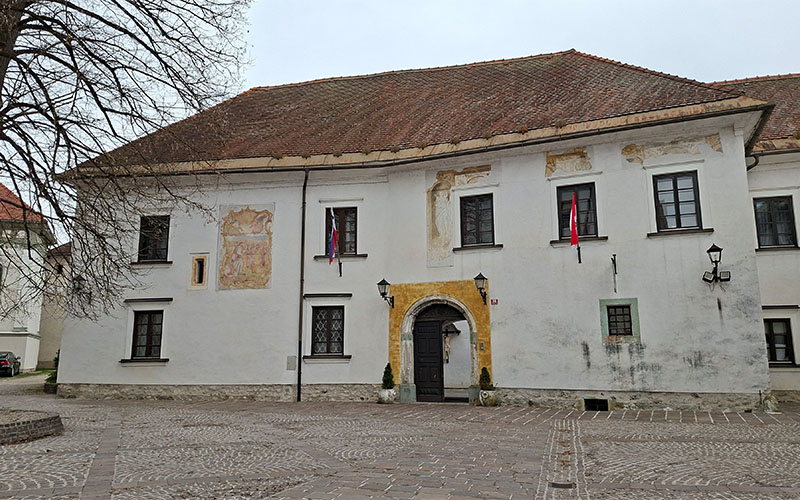 Vor der Kirche vom Heiligen Petrus
