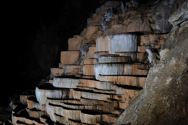 Die Sinterbecken (Foto: Škocjan Cave Park PŠJ, Borut Lozej)