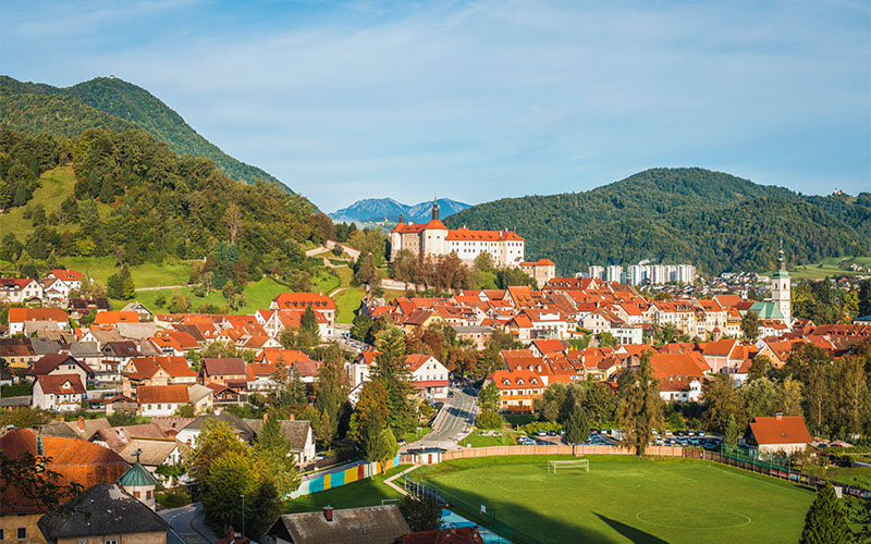 Blick zum Schloss (Foto © www.slovenia.info)