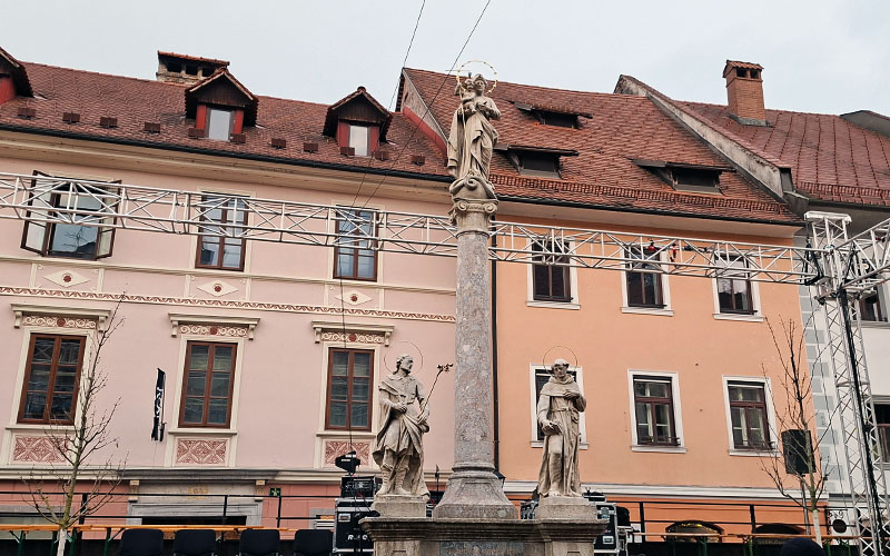 Am Hauptplatz von Škofja Loka