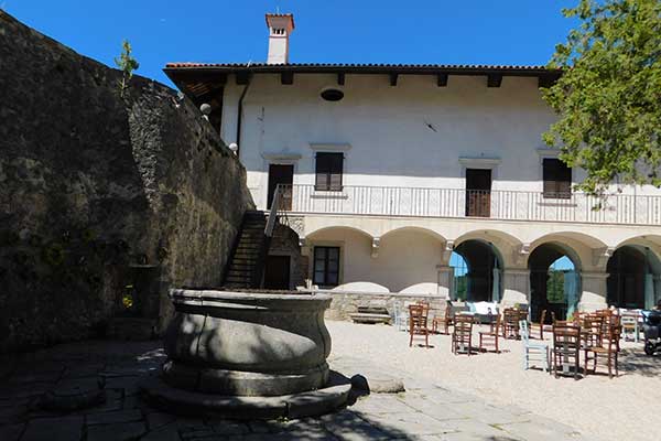 Der Schlosshof mit dem alten Brunnen in Štanjel