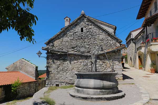 Das Steinhaus mit dem Brunnen in Štanjel