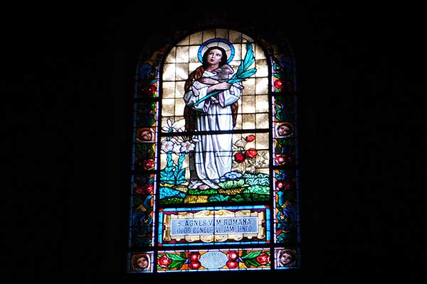 Ein wunderschönes Glasfenster in der Wallfahrtskirche am Heiligen Berg