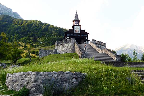 Mitten in den Bergen - die Heiligen Geist-Kirche Javorca