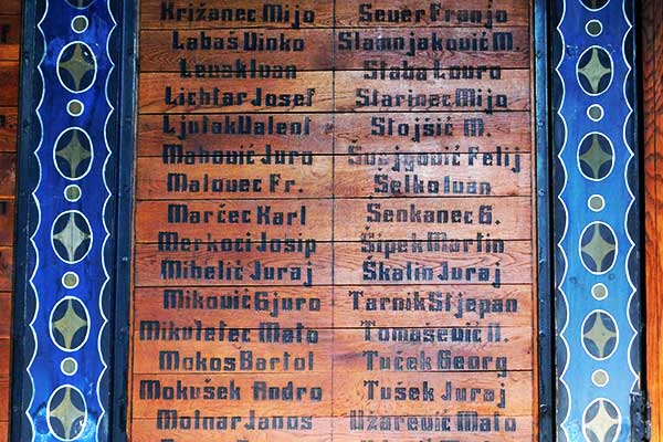 Die Namen der gefallenen Kameraden wurden in Holz eingebrannt