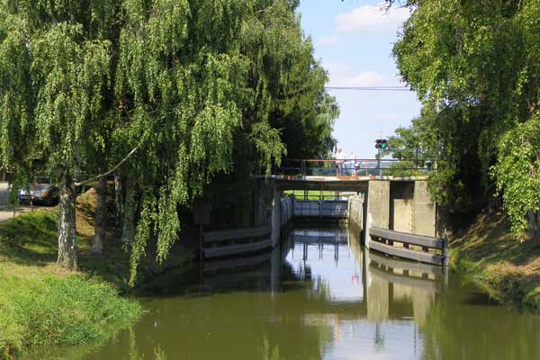 Eine Schleuse am Baťa-Kanal