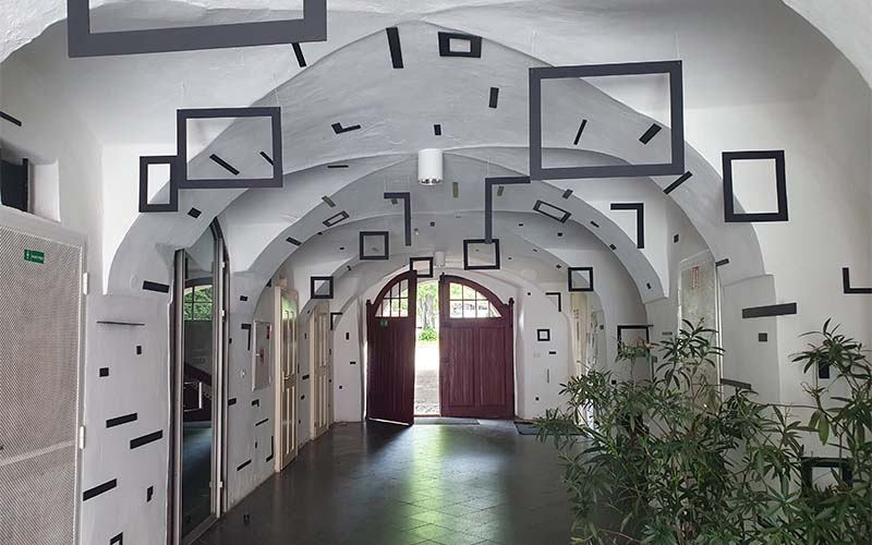 Im Durchgang des Josef Hoffmann Museum