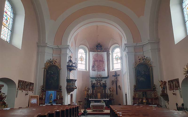 Blick zum Altar der Pfarrkirche