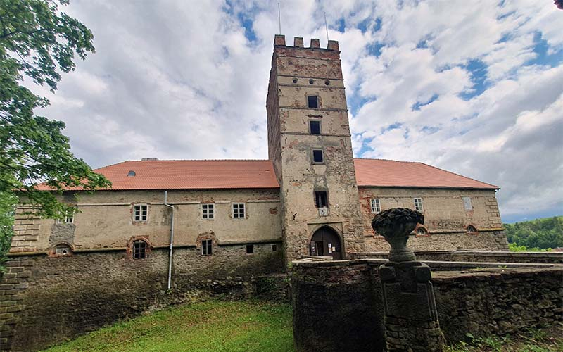 Blick vom Park zum Schloss