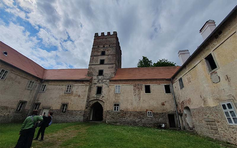 Im ersten Hof von Schloss Brtnice