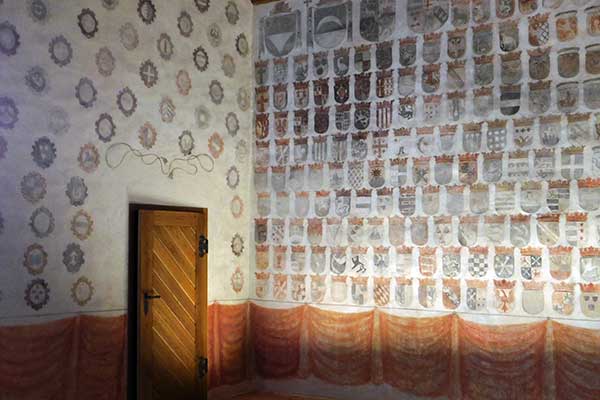 Die mit zahlreichen Wappen geschmückten Wände 
