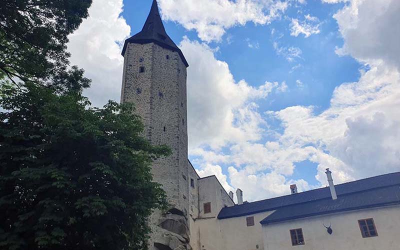Mystisch grüßt der mächtige Turm die Besucher von Burg Rosenstein