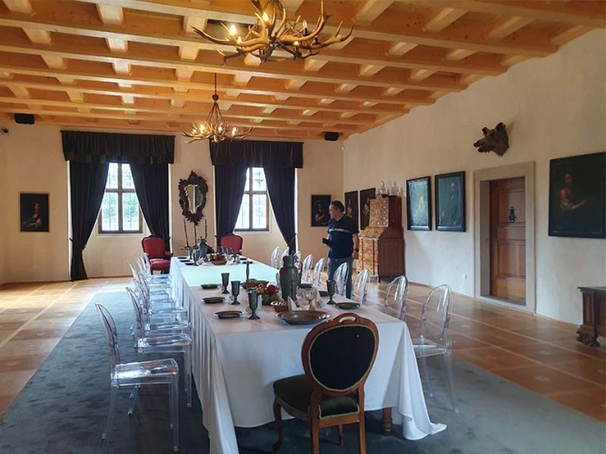 Blick in den Speisesaal der Burg Rostejn