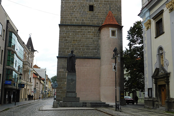 Das Denkmal des Bischofs vor dem Schwarzen Turm